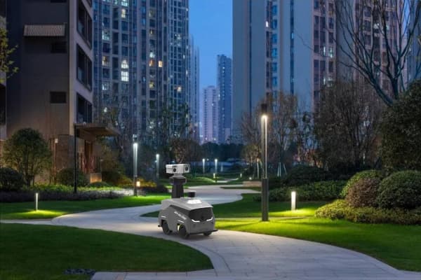 科技守护家园,安防巡逻机器人进入益民桃李春风高端社区